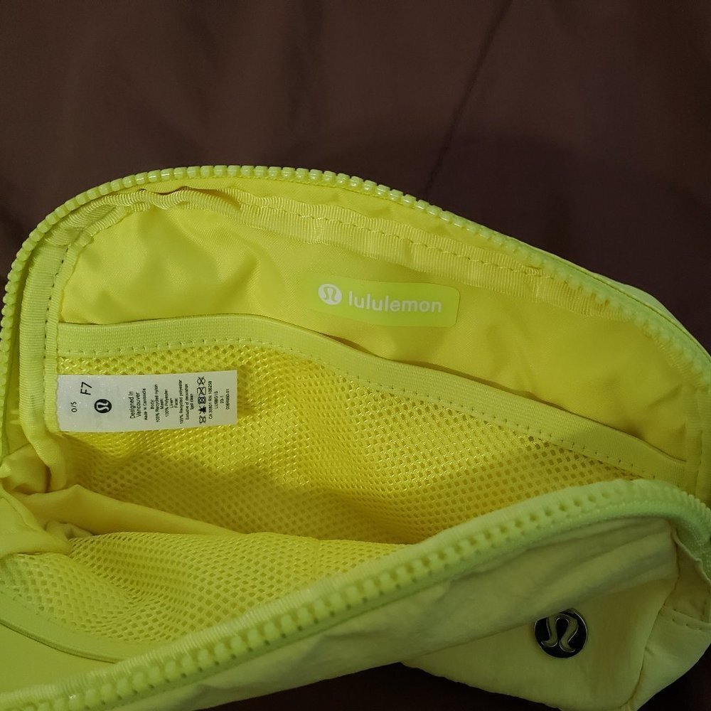 Lululemon Everywhere Belt Bag - Picture 11 of 11